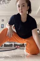 妈妈在家素颜健身的照片，真像是观音坐莲，我躺在床上看着连射了两发2