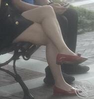 第一次尝试偷拍 只敢远距离拍不敢抄底 还挺爽的 看看各位大神的偷拍