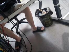 同学没足，太刺激了真想射她脚上0