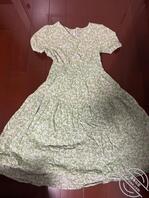 母亲突然晚上要和朋友出去吃饭，而且晚上说不回来，穿着的衣服也是比平常开放0