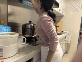 (原创 亲妹)中秋节回到家里半夜趁爸妈妹妹睡着,偷拍妹妹小逼0