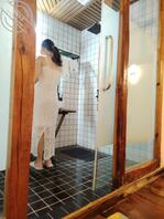 （我爱嫂子）带着嫂子出来开房，叫声大也不害怕