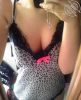 给大家看看我的骚妹妹，想不想操她