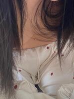 媳妇缝衣服呢，偷拍两张1