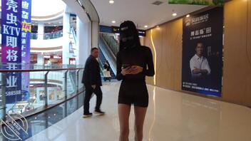 大白天骚逼穿着黑色透明黑纱在商场露出2