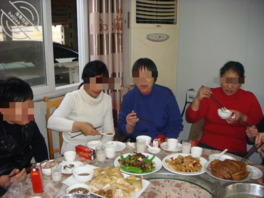 和老妈、小姨跨城去吃表哥孩子的满月喜酒,偶然下和小姨发生了一夜情乱伦0
