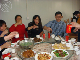 和老妈、小姨跨城去吃表哥孩子的满月喜酒,偶然下和小姨发生了一夜情乱伦1