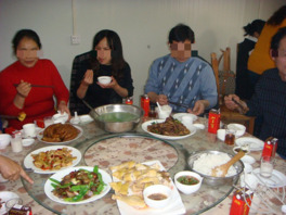和老妈、小姨跨城去吃表哥孩子的满月喜酒,偶然下和小姨发生了一夜情乱伦2