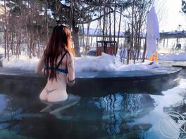 就喜欢把逼露出来---泡温泉不？超级大胆的小姐姐脱光了泡温泉