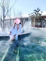 就喜欢把逼露出来---泡温泉不？超级大胆的小姐姐脱光了泡温泉2