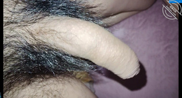 原创天太冷了偷偷摸到老妈床上,玩弄她的老骚逼狠狠的操爽她1