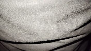 原创天太冷了偷偷摸到老妈床上，玩弄她的老骚逼狠狠的操爽她