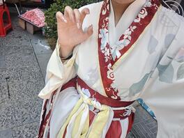 想草妹妹了（不是亲的）但是她对我的态度不热不冷的，有没有人出个主意1