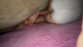 趁我妈睡着伸进她被子拍的 非常刺激