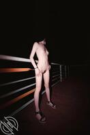 黑夜露出的美女，身材瘦小又高挑2