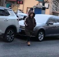 建国公园老头乐（去趟市场买点东西看到这两个老逼都出来干活了真敬业啊）2