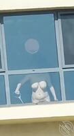 对面不穿衣服的女人