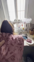 肥臀熟女胆子真大，老公不在家就把情人带到家里，还在厨房搞，不过瘾还打