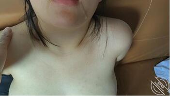 (原创)老妹边和老妈打电话,边给我口交。2