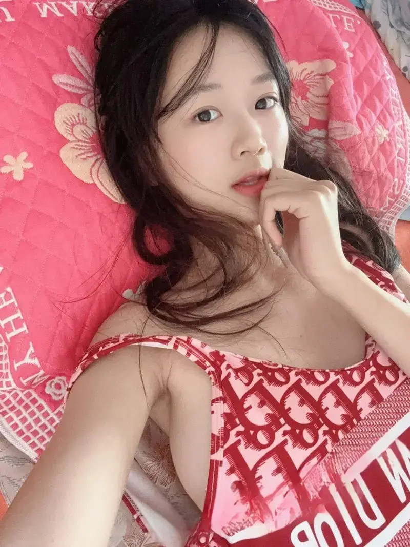 广州金贸学院_高颜值_刚毕业实习生_曾歆瑶_在家里寂寞难耐发骚_自拍自慰给男友看_