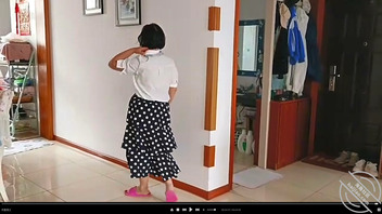 放假回家看到老妈不由的性冲动,真想和我的单身老妈做爱啊1