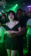 成都销售夜晚KTV偶遇客户，被揩油摸逼，酒店爆操，又促成一单