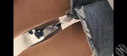 偷拍抄底牛仔短裤女孩1