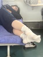 偷拍系列：火车上的性感白袜小姐姐0