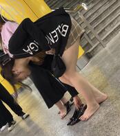 地铁站遇高跟骚母狗，脱鞋漏玉足，婊子一个0