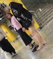 地铁站遇高跟骚母狗，脱鞋漏玉足，婊子一个1