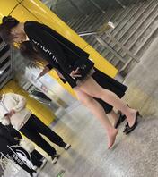 地铁站遇高跟骚母狗，脱鞋漏玉足，婊子一个2