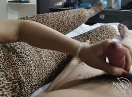 最近操美艳岳母时她开始失禁喷潮了1