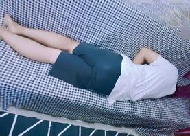 (原创)大哥在客厅里睡,偷摸进房内把迷晕的嫂子狂操了一顿(十五)0