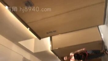 餐厅女厕所近距离偷拍，两个妹子流出来的分泌物好像刚被内射完