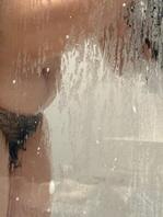 偷拍分享多毛大奶人妻出来开房洗澡照片.0