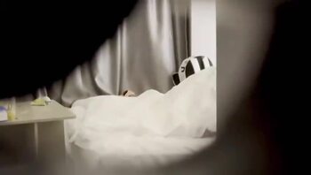 今晚八点房间门口偷拍