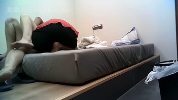 我去酒吧玩，看到后妈也在酒吧，他喝醉了，我抱着回来就是一顿强奸