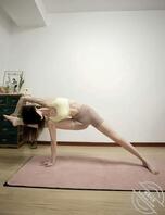 爱穿瑜伽裤的表妹