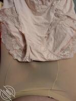 在亲戚家留宿被安排到她已出嫁的女儿房间，很开心?