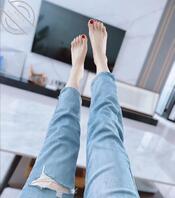 去洗浴打麻将时偷拍的同事美女的小嫩脚，大家评价一下