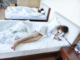 (83)原创视频 把老婆灌醉,在她旁边爆操传JK的闺蜜0