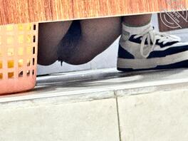 厕拍偷拍大学小处女，隐隐约约能看到白带，最后用我的女友屁眼凑时长1