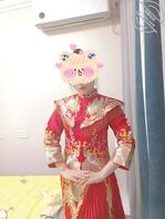 就喜欢把逼露出来---美女穿着新娘子喜服，自慰给你看！1