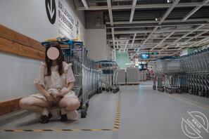 23.小萝莉离开最后一天的约拍,在商场露出私拍。1