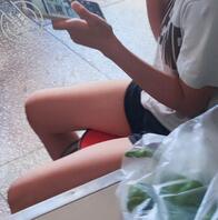 偷拍买早点小妹妹的玉足和美腿，好嫩，想舔。（四）