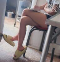 偷拍买早点小妹妹的玉足和美腿，好嫩，想舔。（四）1