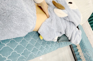 【海角超清原创】给20岁的亲妹妹在沙发上按摩,按出汁液后顺势插进她的蜜穴0