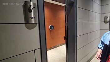 带女儿去逛街找了个人烟稀少的公厕露出，女儿不敢脱光，只能慢慢来了