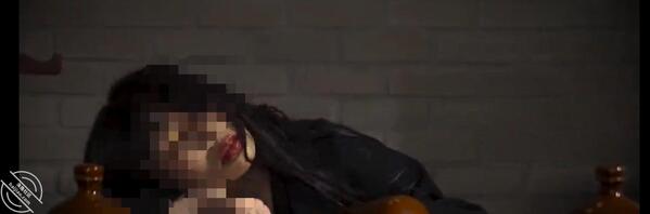 骚嫂子躺在床上不知道跟哪个狗男人聊天,还摸着自己的逼,喝醉被我猛操喷水!0