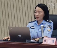 我是绿毛龟，这是我妻子的制服自拍，你们喜欢这种制服诱惑吗？1